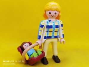 Playmobil Mamá con bebé y transportín Special REF 4668