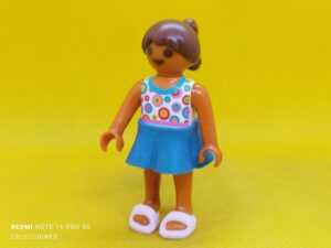 Playmobil Niña morena con chanclas