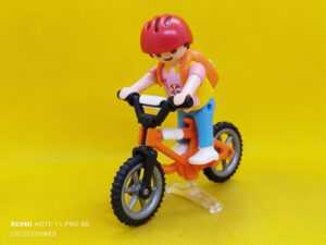 Playmobil Niño con bicicleta y mochila