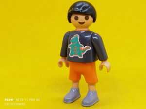 Playmobil Niño con dinosaurio en la camiseta