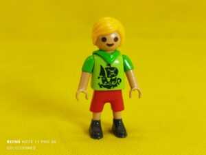 Playmobil Niño con barco pirata en la camiseta