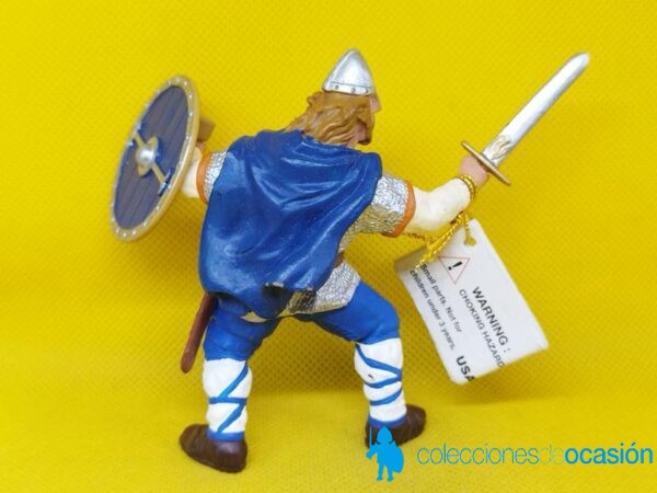Papo guerrero vikingo con escudo y capa azul - Imagen 3