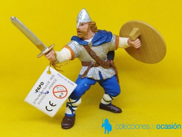 Papo guerrero vikingo con escudo y capa azul