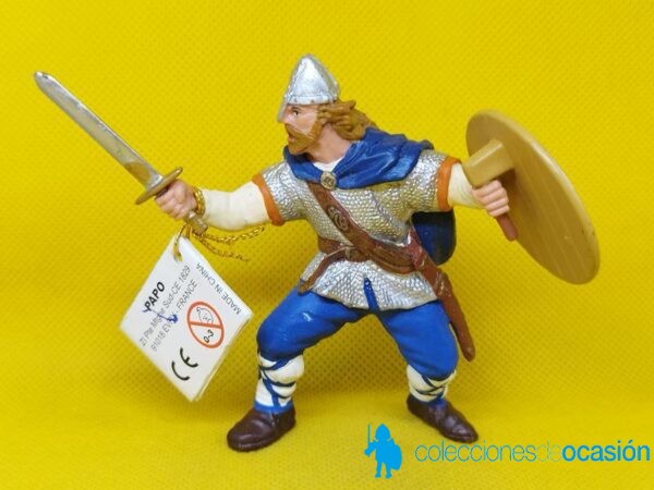 Papo guerrero vikingo con escudo y capa azul - Imagen 2