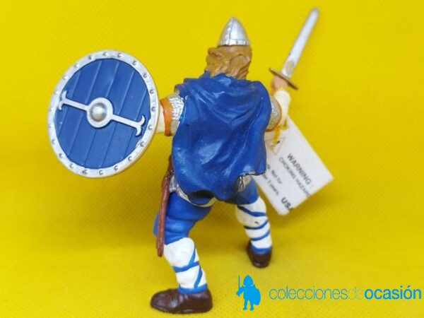 Papo guerrero vikingo con escudo y capa azul - Imagen 4