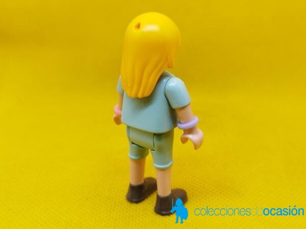 Playmobil Niña rubia adolescente con pantalón corto - Imagen 3