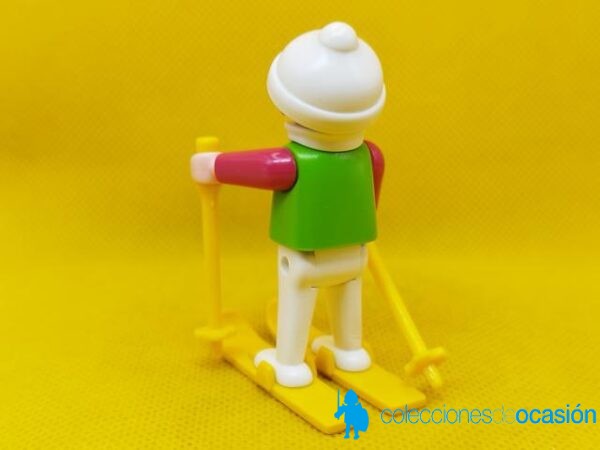 Playmobil Niño con esquíes y gorro blanco - Imagen 3