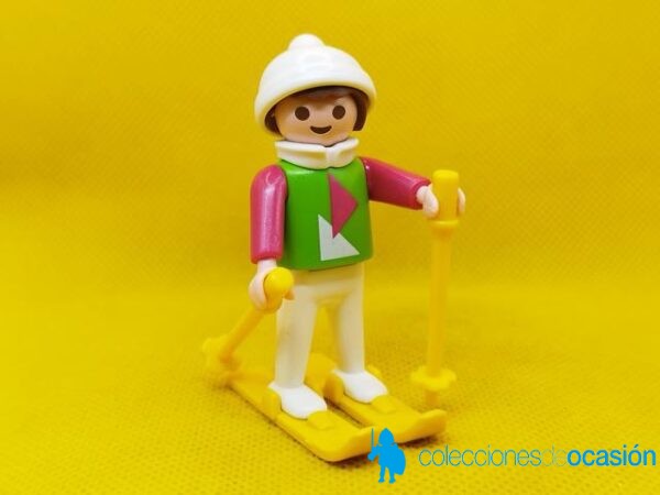 Playmobil Niño con esquíes y gorro blanco