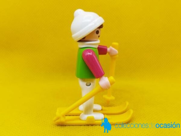 Playmobil Niño con esquíes y gorro blanco - Imagen 2