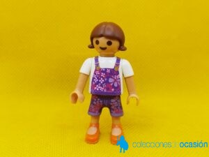 Playmobil Niña con peto y zapatillas naranjas