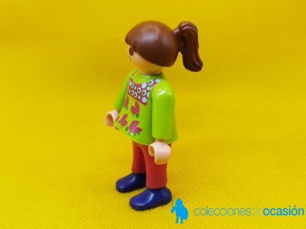 Playmobil Niña con mariquitas en la camiseta, niña city - Imagen 2
