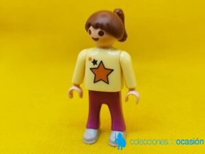 Playmobil Niña con estrellas en el jersey, niña city