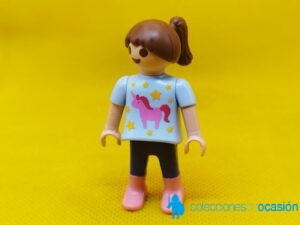 Playmobil Niña con unicornio en la camiseta, niña city