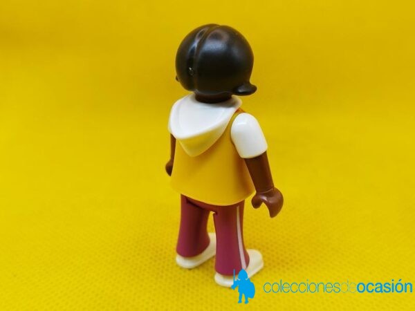 Playmobil Niña negra con capucha y zapatillas blancas, niña city - Imagen 3