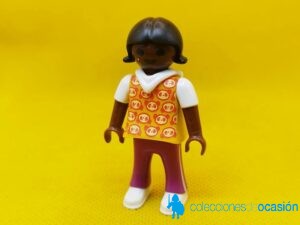Playmobil Niña negra con capucha y zapatillas blancas, niña city