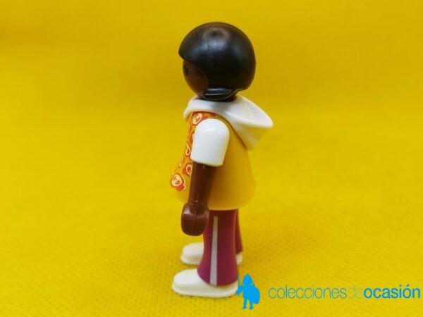 Playmobil Niña negra con capucha y zapatillas blancas, niña city - Imagen 2