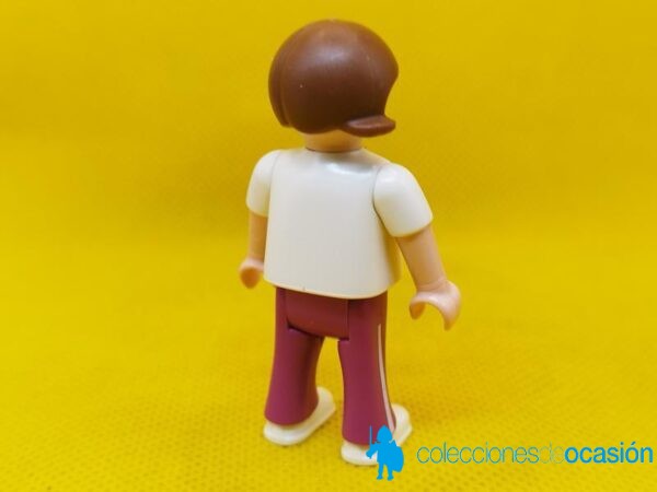 Playmobil Niña con balón en la camiseta, niña city - Imagen 3