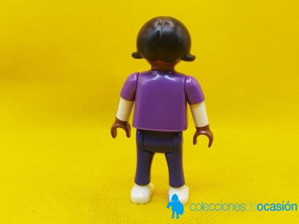 Playmobil Niña con camiseta deportiva, niña negra city - Imagen 3