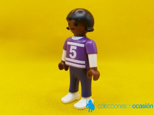Playmobil Niña con camiseta deportiva, niña negra city - Imagen 2