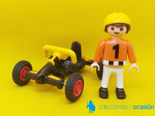 Playmobil Niño con car y casco amarillo - Imagen 2