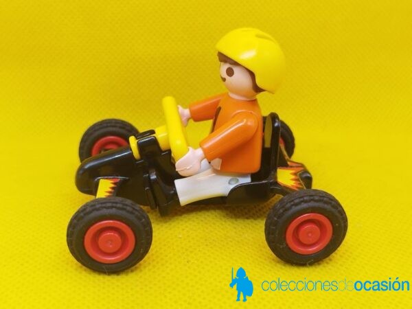 Playmobil Niño con car y casco amarillo - Imagen 3