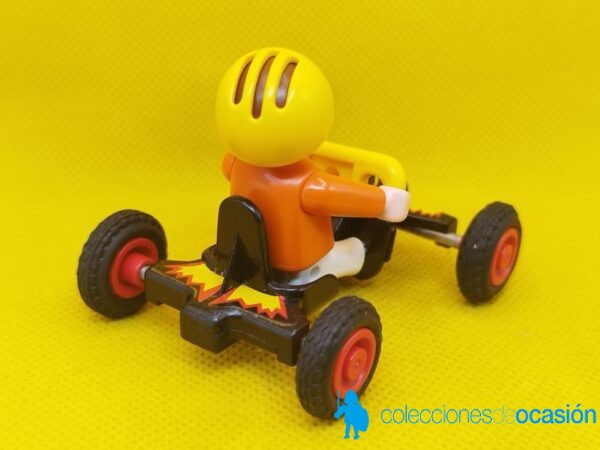 Playmobil Niño con car y casco amarillo - Imagen 4