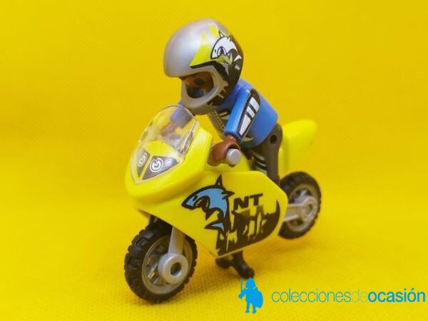 Playmobil Niño con moto de carreras amarilla