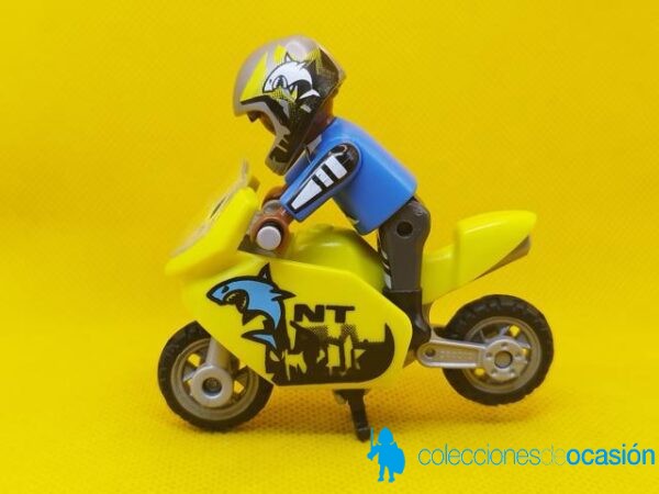 Playmobil Niño con moto de carreras amarilla - Imagen 3