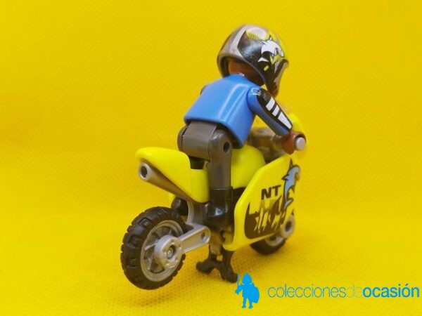 Playmobil Niño con moto de carreras amarilla - Imagen 4
