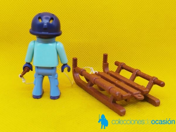 Playmobil Niño con trineo y casco - Imagen 3