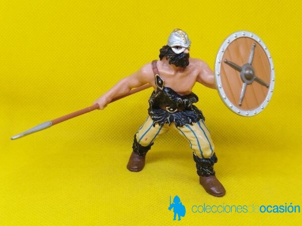 Papo guerrero vikingo con escudo y lanza
