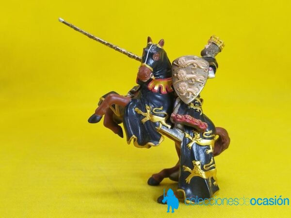 Papo rey medieval con lanza de torneo a caballo