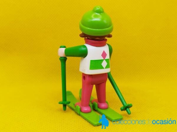 Playmobil Niña con esquíes y gorro verde - Imagen 3