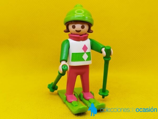 Playmobil Niña con esquíes y gorro verde