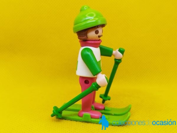 Playmobil Niña con esquíes y gorro verde - Imagen 2