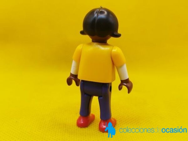 Playmobil Niña negra con perro en la camiseta y zapatillas rojas, niña city - Imagen 3