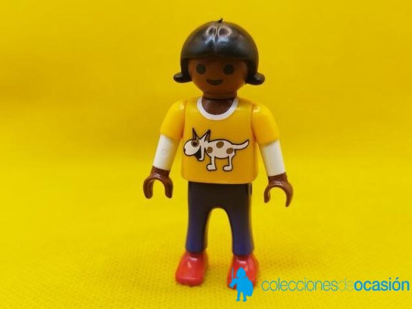 Playmobil Niña negra con perro en la camiseta y zapatillas rojas, niña city