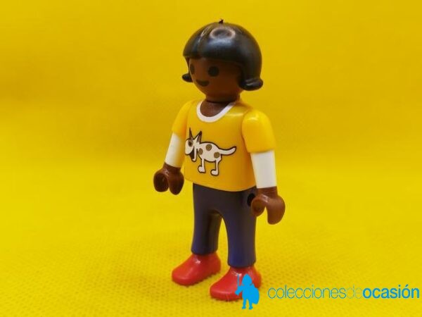 Playmobil Niña negra con perro en la camiseta y zapatillas rojas, niña city - Imagen 2
