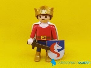Playmobil niño medieval con escudo del unicornio y capa blanca