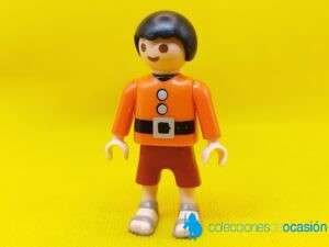 Playmobil Niño medieval con pantalón rojo y sandalias