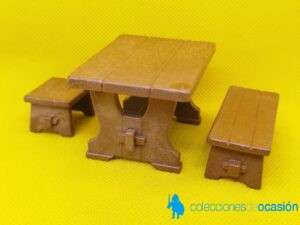 Playmobil Mesa de madera con dos taburetes, muebles