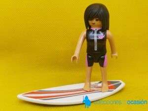 Playmobil Mujer con neopreno negro y rosa con tabla de surf