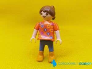 Playmobil Niña con blusa naranja con flores y coleta