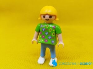 Playmobil Niña con blusa verde con flores, niña city
