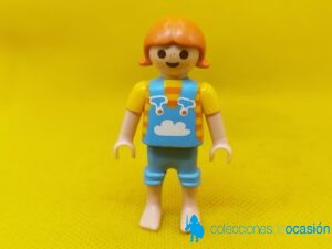 Playmobil Niña pelirroja con peto azul y descalza