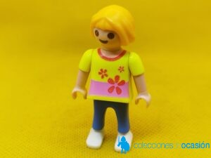 Playmobil Niña rubia con blusa amarilla con flores