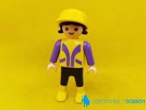 Playmobil niña con gorra amarilla