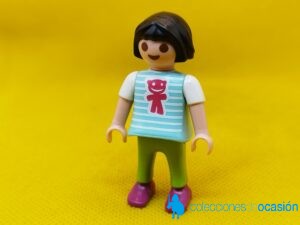 Playmobil Niña morena con peluche en la blusa