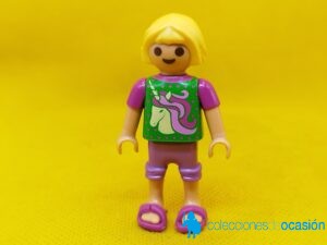 Playmobil Niña rubia con unicornio en la camiseta y con chanclas