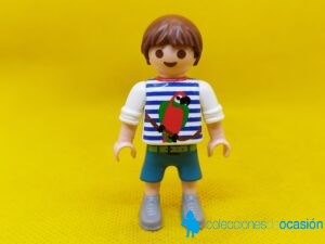 Playmobil Niño con loro en la camiseta